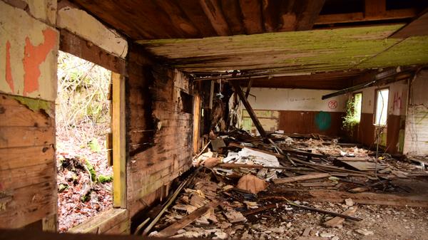 An einem regnerischen Tag wie diesem geht von den herabhängenden Dielen in unregelmäßigen Abständen ein leises Knistern aus – Sodass man sich fragt, was man da eigentlich hört. Ist es ein einzelner Regentropfen, oder doch eher ein zögerlicher Tanzschritt . . .