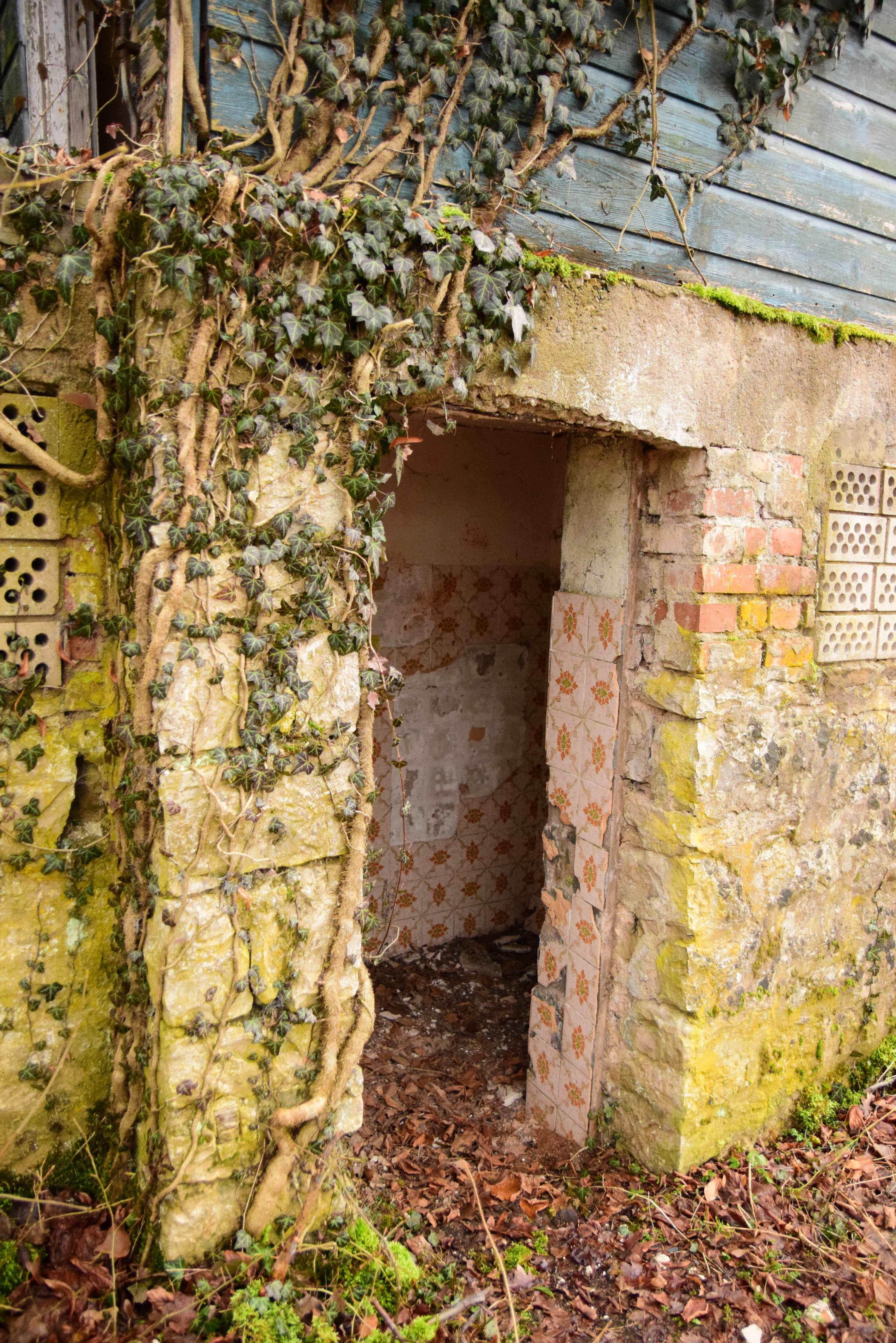 Und auch diese schönen rosa Fliesen geben Rätsel auf – denn es sind längst nicht mehr alle da. 