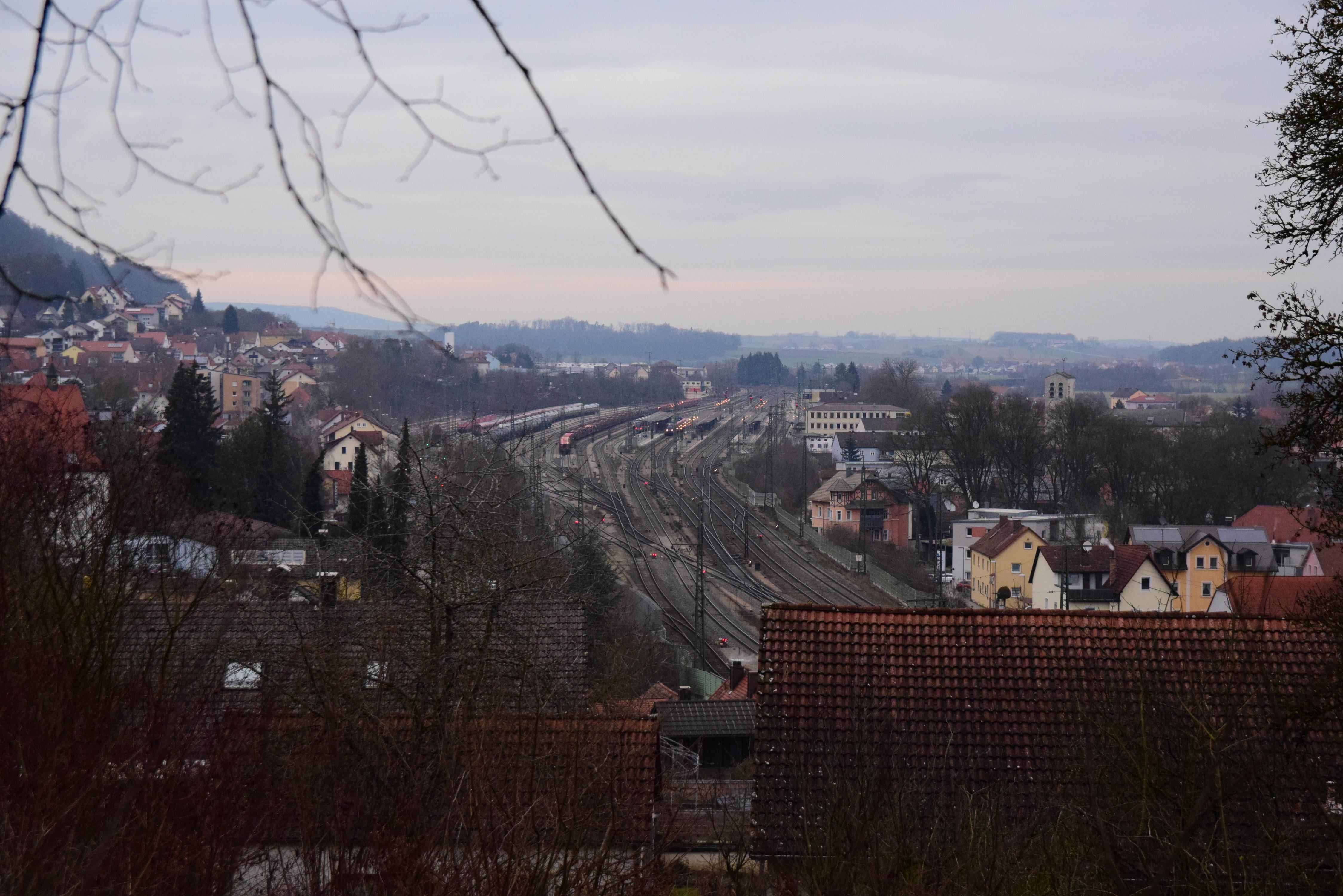 Die Aussicht auf den Treuchtlinger Bahnhof ist auch heute noch den steilen Aufgang über die Oettinger Straße wert. Heutzutage wird die Wiese vor dem Perlachbergkeller nurnoch dann benutzt, wenn die SPD ihr Perlachbergfest feiert. 