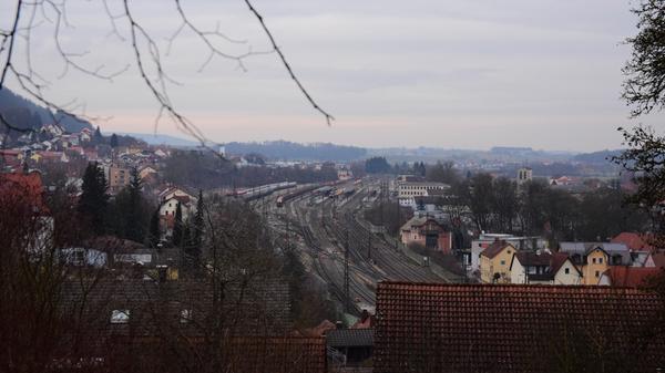 Die Aussicht auf den Treuchtlinger Bahnhof ist auch heute noch den steilen Aufgang über die Oettinger Straße wert. Heutzutage wird die Wiese vor dem Perlachbergkeller nurnoch dann benutzt, wenn die SPD ihr Perlachbergfest feiert.