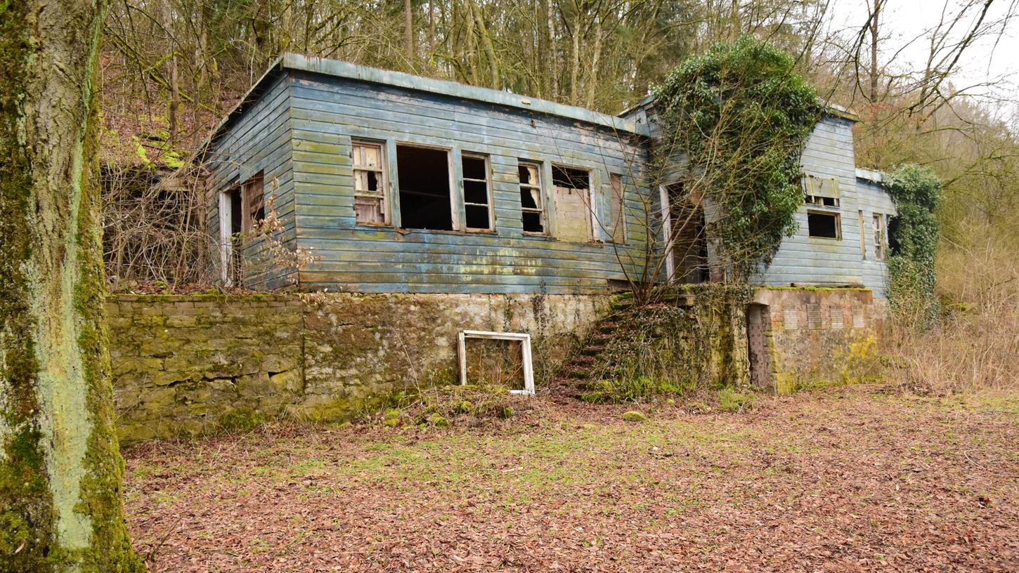 Vor etwa 100 Jahren entstand der Perlachbergkeller und war lange ein gut gehender Biergarten. Heute ist das Gebäude vielmehr eine Ruine.
Vor etwa 100 Jahren entstand der Perlachbergkeller und war lange ein gut gehender Biergarten. Heute ist das Gebäude vielmehr eine Ruine.