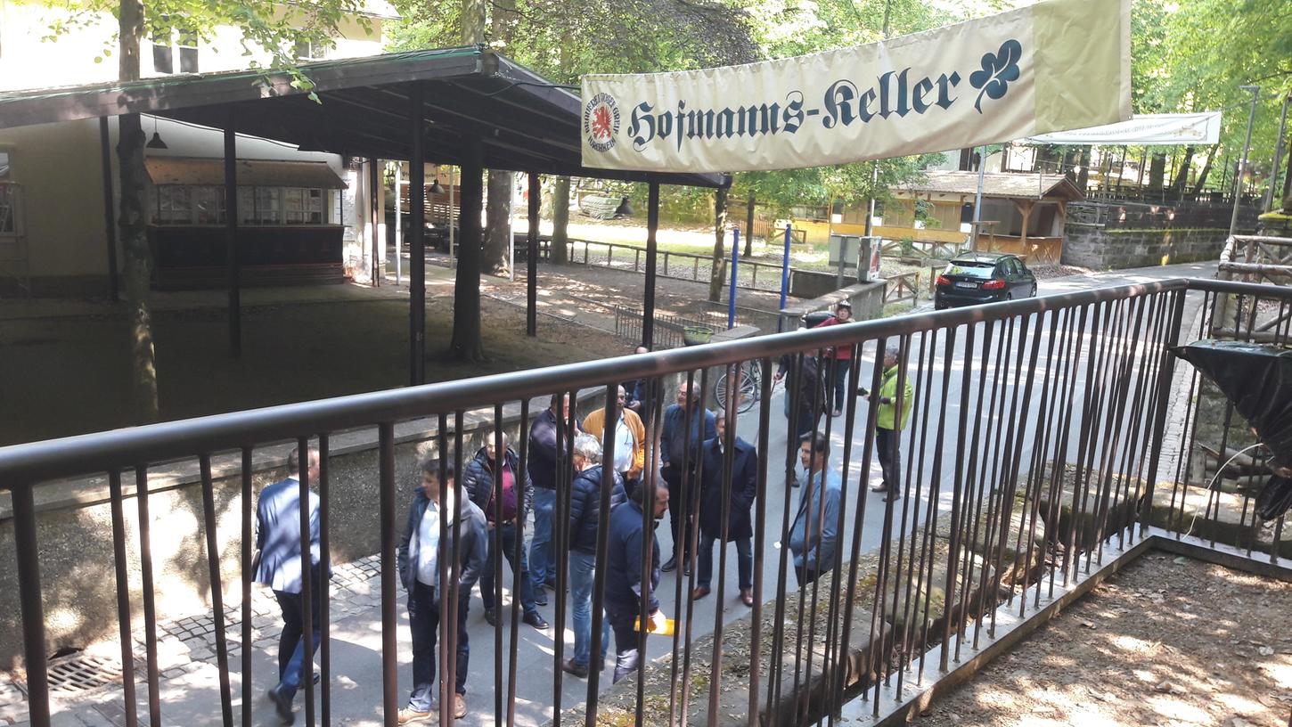 Im letzten Mai besichtigten die Stadträte den Prototyp für ein neues Geländer aus Stahl. Künftig sind Holz-Stahl-Konstruktionen gefordert. Näheres regelt die Satzung.