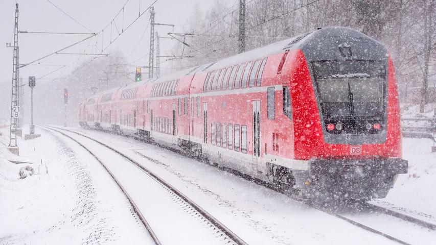Der Winterfahrplan der Deutschen Bahn startet am 11. Dezember 2022. Die wichtigsten Änderungen: eine schnellere Verbindung zwischen NRW und Bayern, 60 Prozent mehr Kapazität am Frankfurter Flughafen und mehr Nachtzüge. Außerdem erhöhen sich die Fahrpreise um ungefähr fünf Prozent. 
