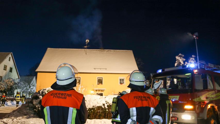Pyrbaums Feuerwehr löscht Kaminbrand in Oberhembach