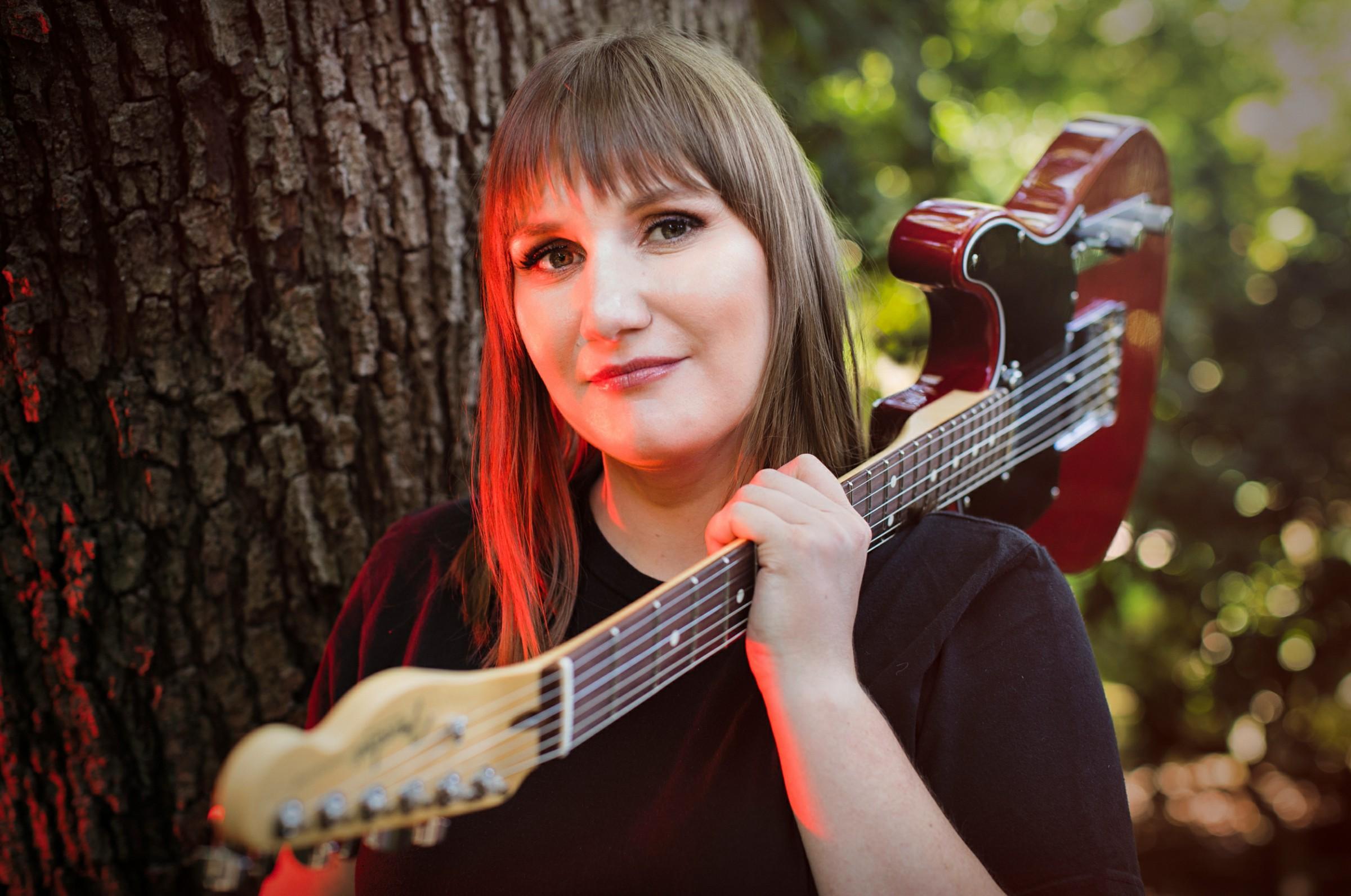 Dirk Hess, Lennart A. Salomon und Karin Rabhansl bevölkern am Freitag, 26. November 2021, die Bühne bei Erlebe Wigner in Zirndorf. Auf dem Plan steht ein sogenanntes "Song Ping Pong"-Konzert. Dieses Konzept sieht vor, dass nur feststeht, welches Lied zuerst gespielt wird. Anschließend performen die drei Songwriter spontan verschiedene Nummern in wechselnder Besetzung. Los geht's um 20 Uhr. 