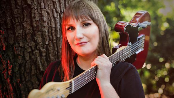 Dirk Hess, Lennart A. Salomon und Karin Rabhansl bevölkern am Freitag, 26. November 2021, die Bühne bei Erlebe Wigner in Zirndorf. Auf dem Plan steht ein sogenanntes "Song Ping Pong"-Konzert. Dieses Konzept sieht vor, dass nur feststeht, welches Lied zuerst gespielt wird. Anschließend performen die drei Songwriter spontan verschiedene Nummern in wechselnder Besetzung. Los geht's um 20 Uhr.