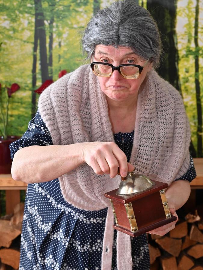 Elisabeth Dietz als Großmütterchen: Das Kostüm vermittle dem Körper, die entsprechende Haltung anzunehmen, ist die Hilpoltsteinerin überzeugt. Psychologen sprechen von "Body Feedback".