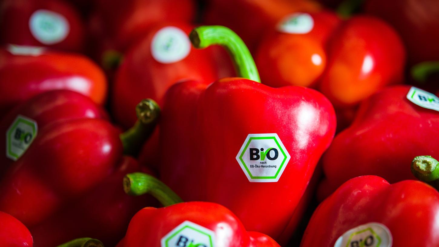 Dieses Jahr wird es solche Bilder nicht geben: Rote Paprika mit Bio-Siegel am Stand von Demeter auf der BioFach-Messe in Nürnberg.
Dieses Jahr wird es solche Bilder nicht geben: Rote Paprika mit Bio-Siegel am Stand von Demeter auf der BioFach-Messe in Nürnberg.
