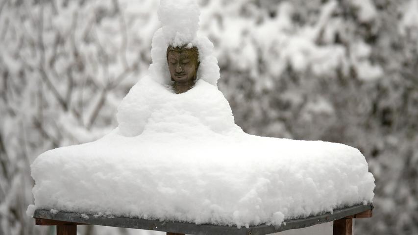Ähnlich stoisch erträgt die Kälte nur dieser Buddha in einem Weißenburger Garten.