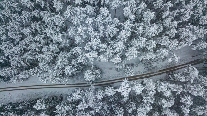 Also doch ab in die Natur, wo sich die altmühlfränkischen Wälder von oben sehr reizvoll zeigen. Bei der aktuellen Schneebruch-Gefahr sollte man auch nicht unbedingt direkt in den Wald hinein.