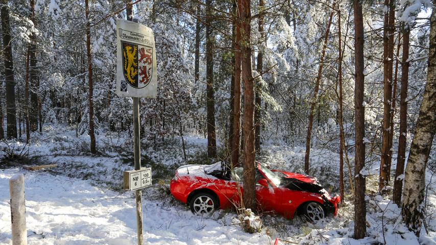 Sportwagen rauscht bei Pyrbaum in den verschneiten Wald