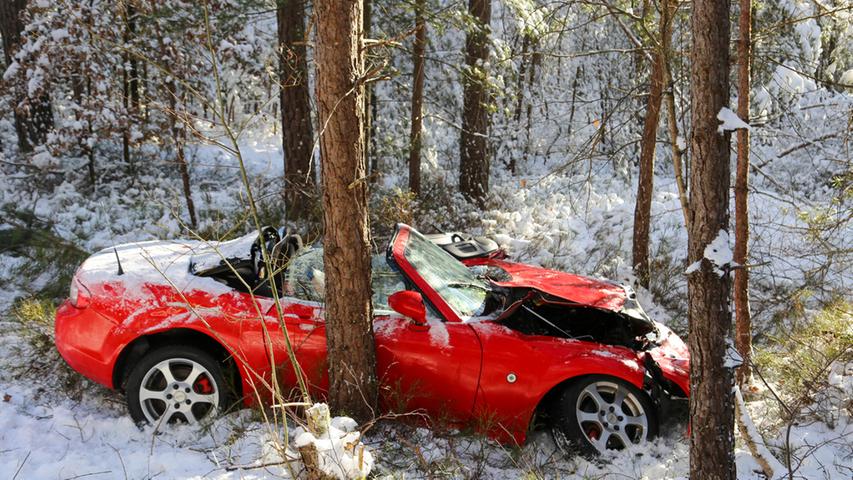 Sportwagen rauscht bei Pyrbaum in den verschneiten Wald