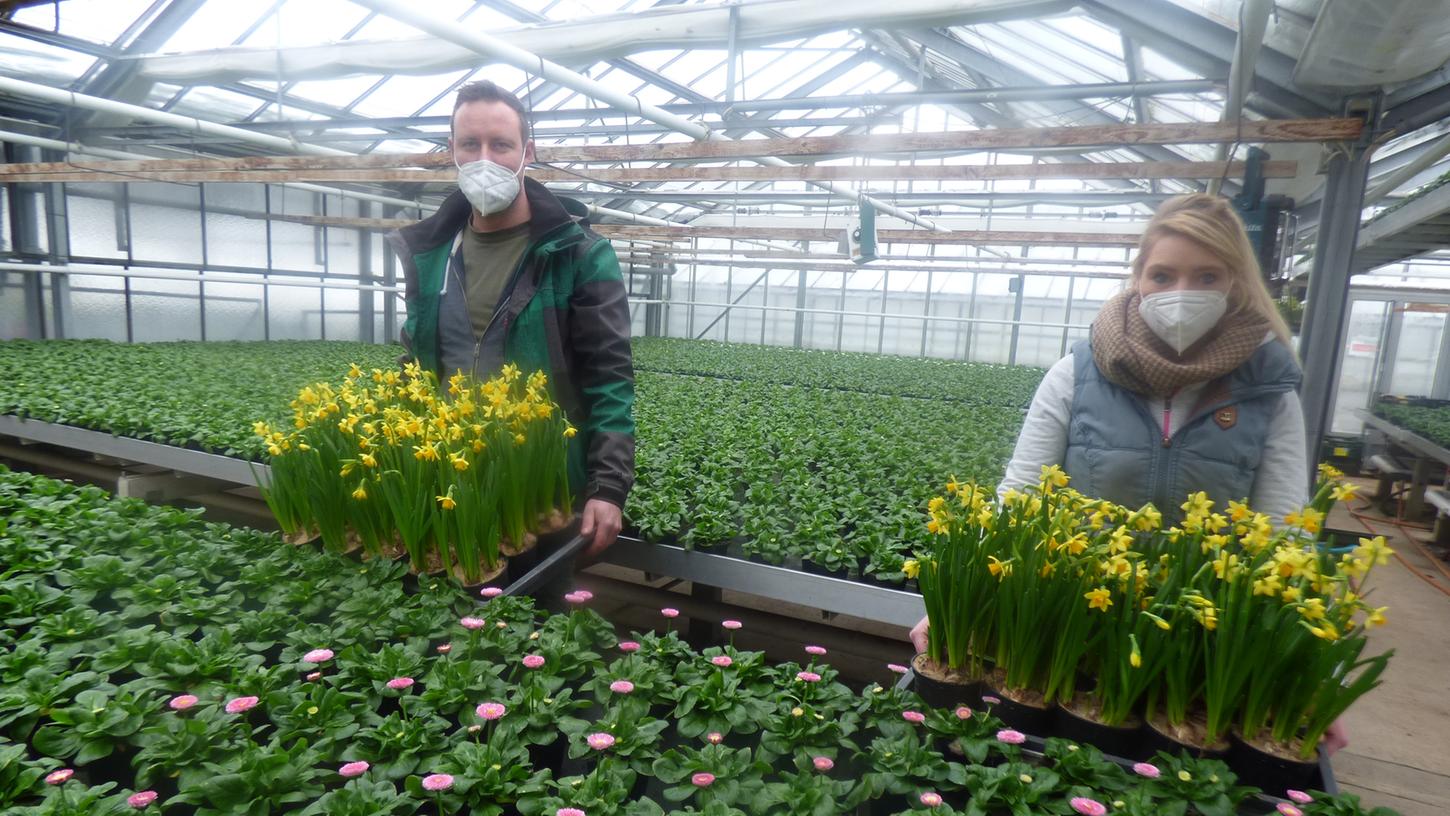 Die beiden Jungunternehmer Anna-Lena Wiedow und David Schrüfer im Blumenmeer der Gärtnerei Schrüfer. 