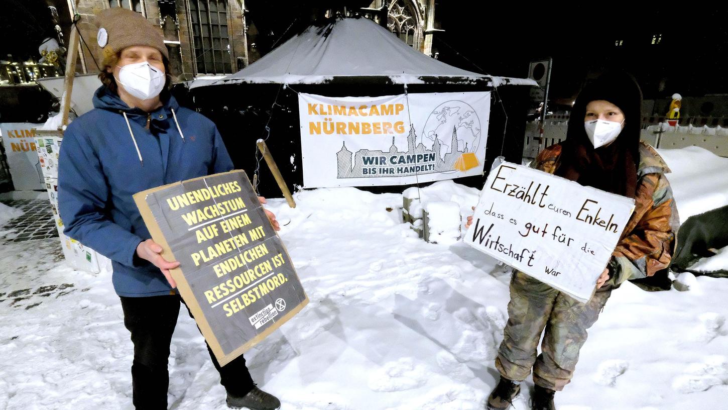 Erik Stenzel und Alexandra Hahn trotzen den eisigen Temperaturen. Sie engagieren sich im Klimacamp Nürnberg für eine bessere Zukunft. 