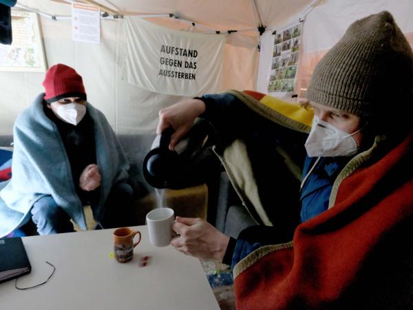 Erik Stenzel und Lokalredakteur Marco Puschner (links) gönnen sich Tee gegen die Kälte. Erik Stenzel und Lokalredakteur Marco Puschner (links) gönnen sich Tee gegen die Kälte.