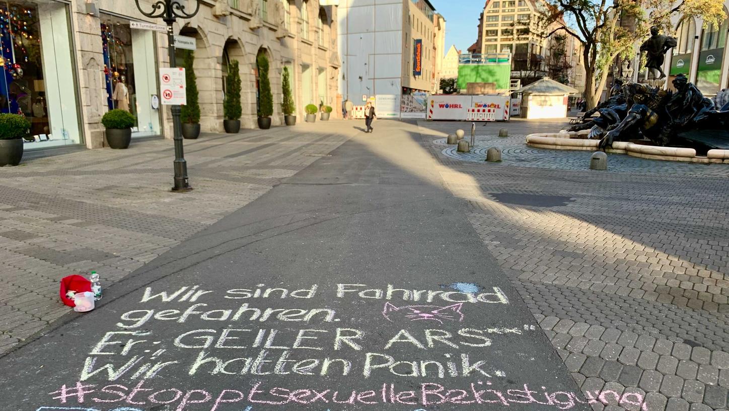 Eine Nürnberger Initiative kämpft gegen verbale sexuelle Belästigung. Die Ehrenamtlichen schreiben die anzüglichen Kommentare genau dort auf die Straße, wo sie passiert sind – wie hier in der Fußgängerzone.  