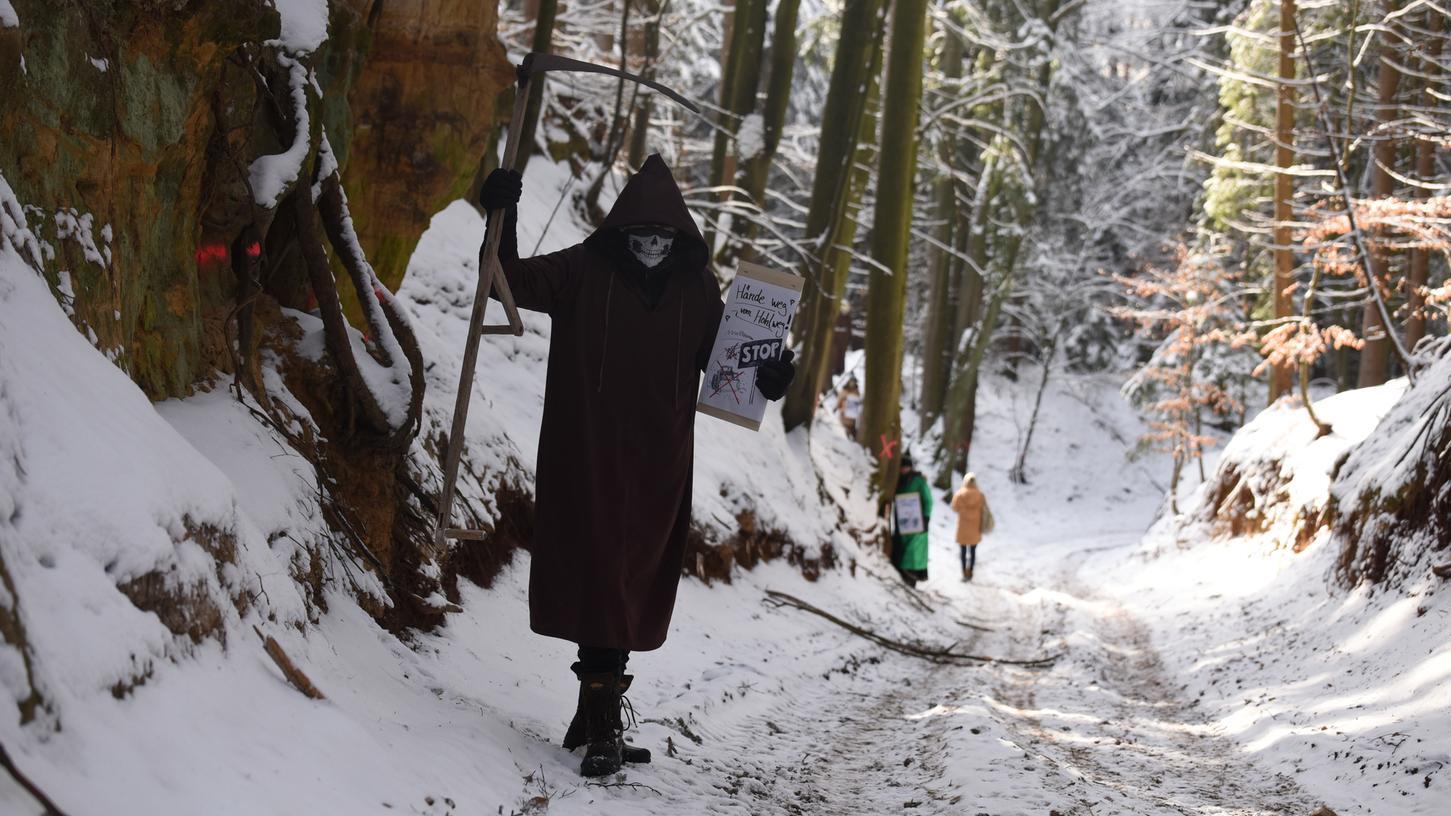 Mitte Februar protestierten mehrere Aktivisten aus dem Parsberger Raum gegen die Erschließung des Hohlwegs südlich von Winnberg.