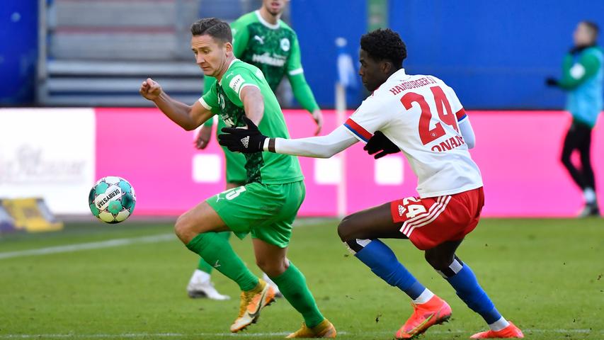 Rückkehrer: Gegen Hannover wird Paul Seguin (links gegen Amadou Onana vom Hamburger SV) wieder in der Startelf stehen.