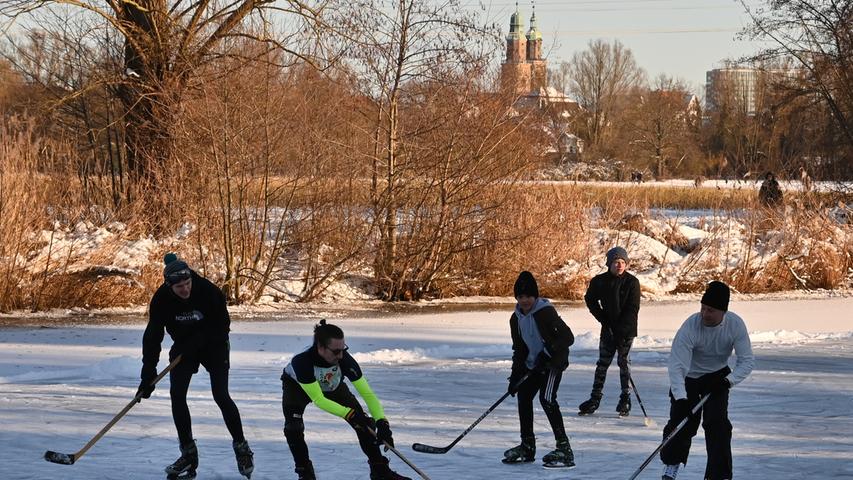 Das traumhafte Winterwetter hat die Menschen am Wochenende in Scharen ins Freie gelockt. Auf dem Alterlanger See wurde Eishockey gespielt.