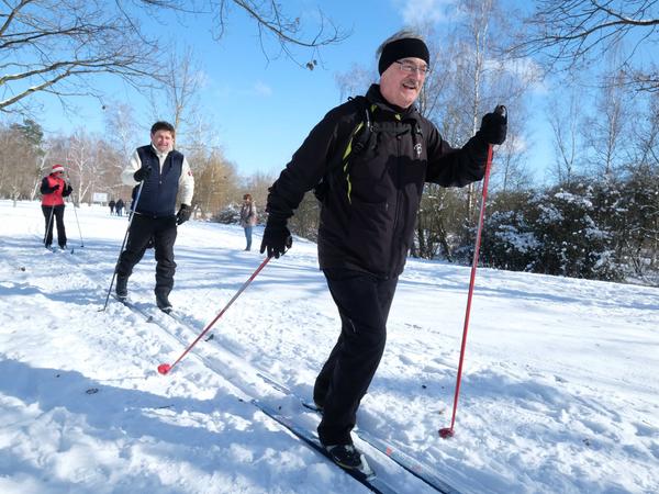 Urlaub zu Hause: Martin (r.), Miro und Susanne freuen sich über die gespurten Langlauf-Loipen am Silbersee. Urlaub zu Hause: Martin (r.), Miro und Susanne freuen sich über die gespurten Langlauf-Loipen am Silbersee.