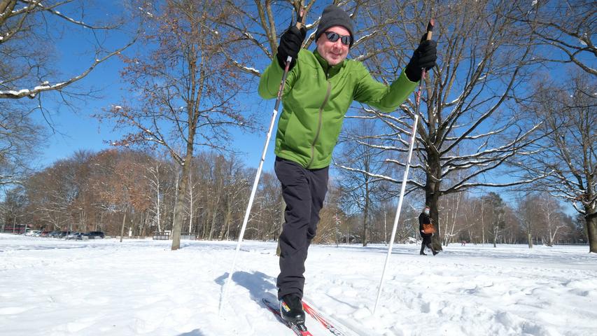 Ob Ski oder Schlittschuhe: Die Nürnberger toben sich im Schnee aus