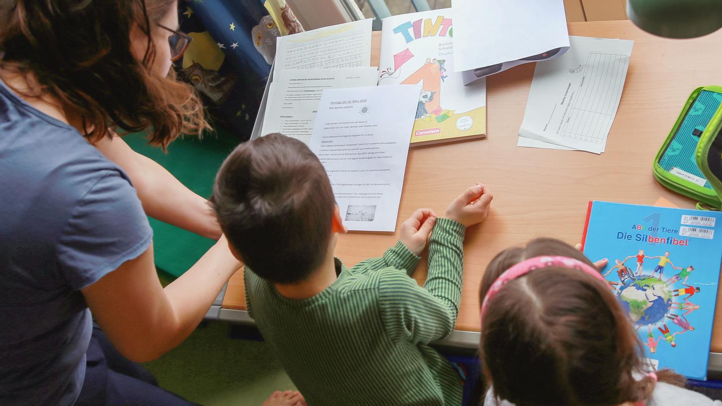 "Mama, ich versteh das nicht!" Grundschulkinder brauchen beim Homeschooling die Hilfe ihrer Eltern. Eine Studie belegt: Vor allem die Mütter sind es, die sie unterstützen. 