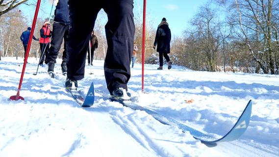 Ob Ski oder Schlittschuhe: Die Nürnberger toben sich im Schnee aus