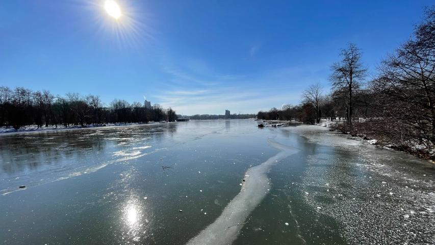 Sogar der Wöhrder See in Nürnberg ist zugefroren. Da der sogenannte "See" eher eine breite Flussstelle ist, kommt das nicht allzu häufig vor. Auch in dieser Saison schimmert an der Oberfläche zu ersten Mal eine geschlossene Eisdecke.