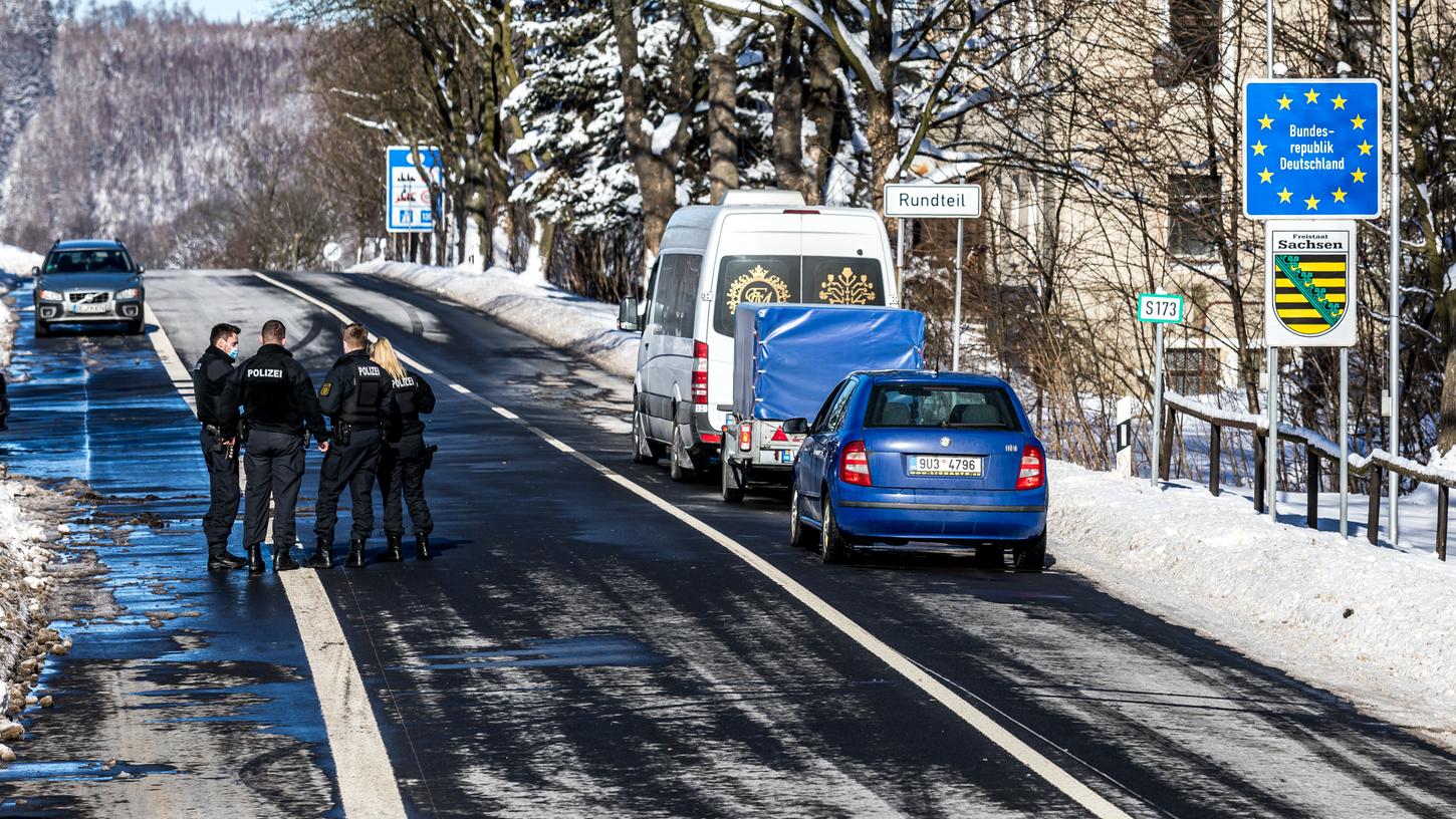 Die verschärften deutschen Einreiseregeln an der Grenze zwischen Tschechien und Deutschland sind in der Nacht zum Sonntag in Kraft getreten.
