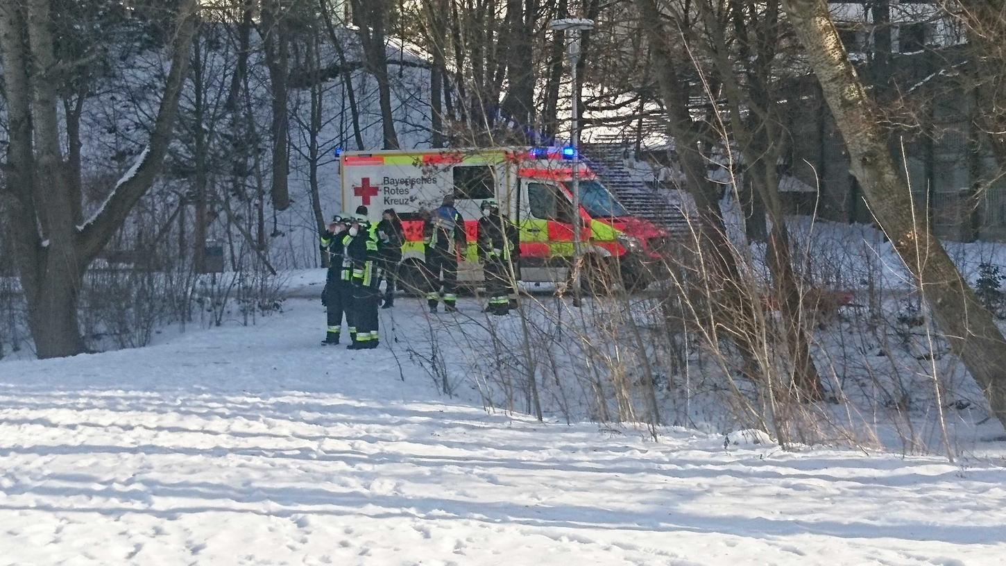 Ein größeres Aufgebot an Rettungskräften war am Wöhrder See im Einsatz, nachdem ein Mann einbrach. 
