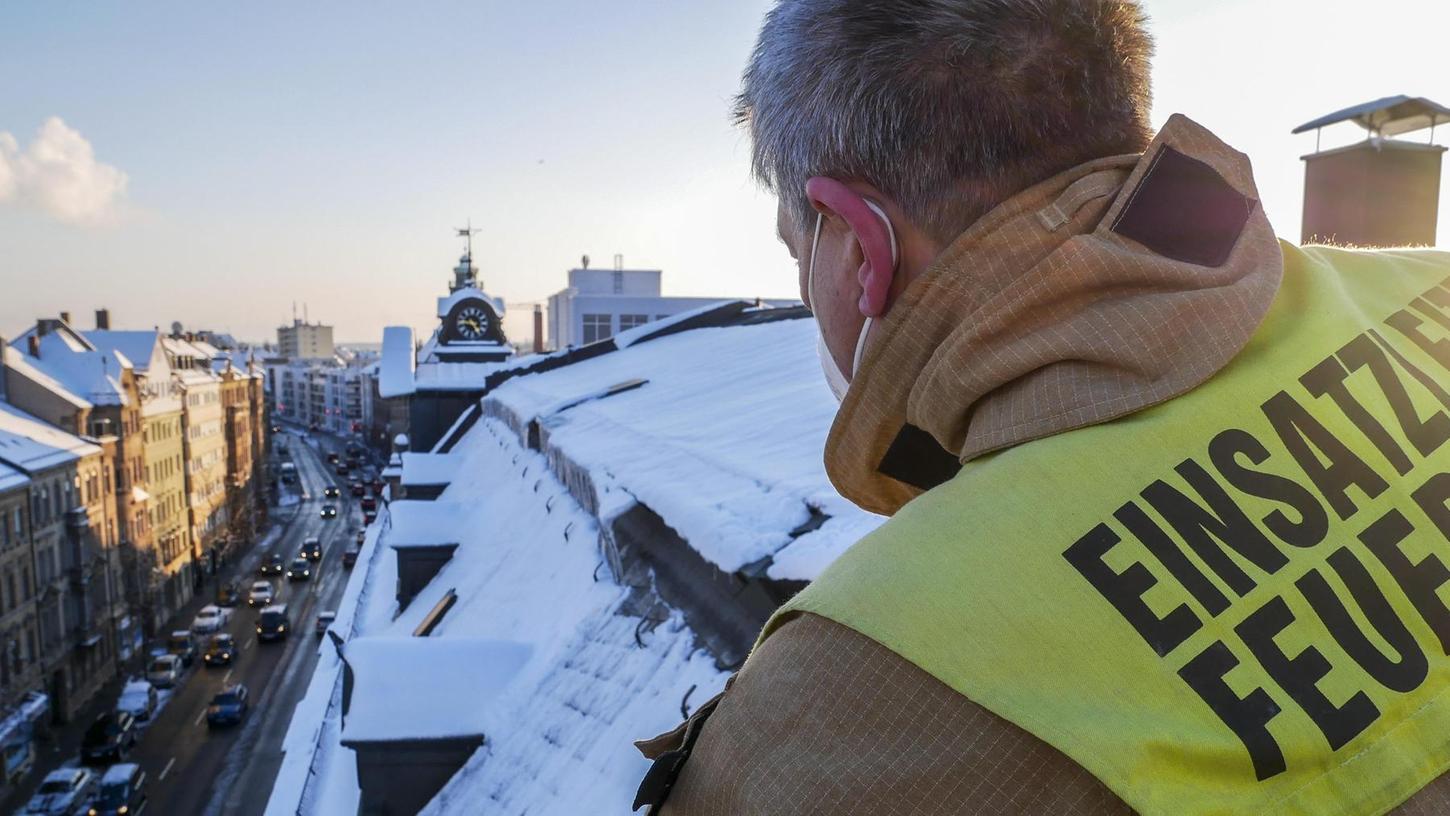 Bei einem spektakulärer Einsatz auf dem Dach der Grund- und Mittelschule Schwabacher Straße entfernten Feuerwehrleute Eisschollen, die auf den Gehsteig zu fallen drohten.
