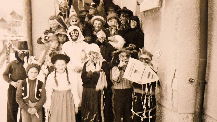 Vom Kinderfaschingszug 1955 in Graben gibt es noch eine ganze Reihe von Aufnahmen. Auch in den Dörfern geht es damals in der „fünften Jahreszeit“ hoch her.