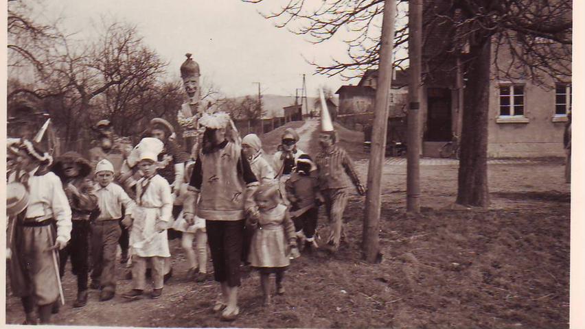 Vom Kinderfaschingszug 1955 in Graben gibt es noch eine ganze Reihe von Aufnahmen. Auch in den Dörfern geht es damals in der „fünften Jahreszeit“ hoch her.