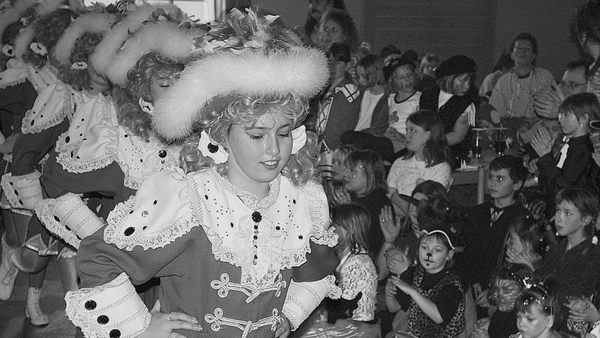 Die Juniorengarde der Treuchtlinger Karnevalsgesellschaft (KGT) beim Kinderfasching im Jahr 2000.