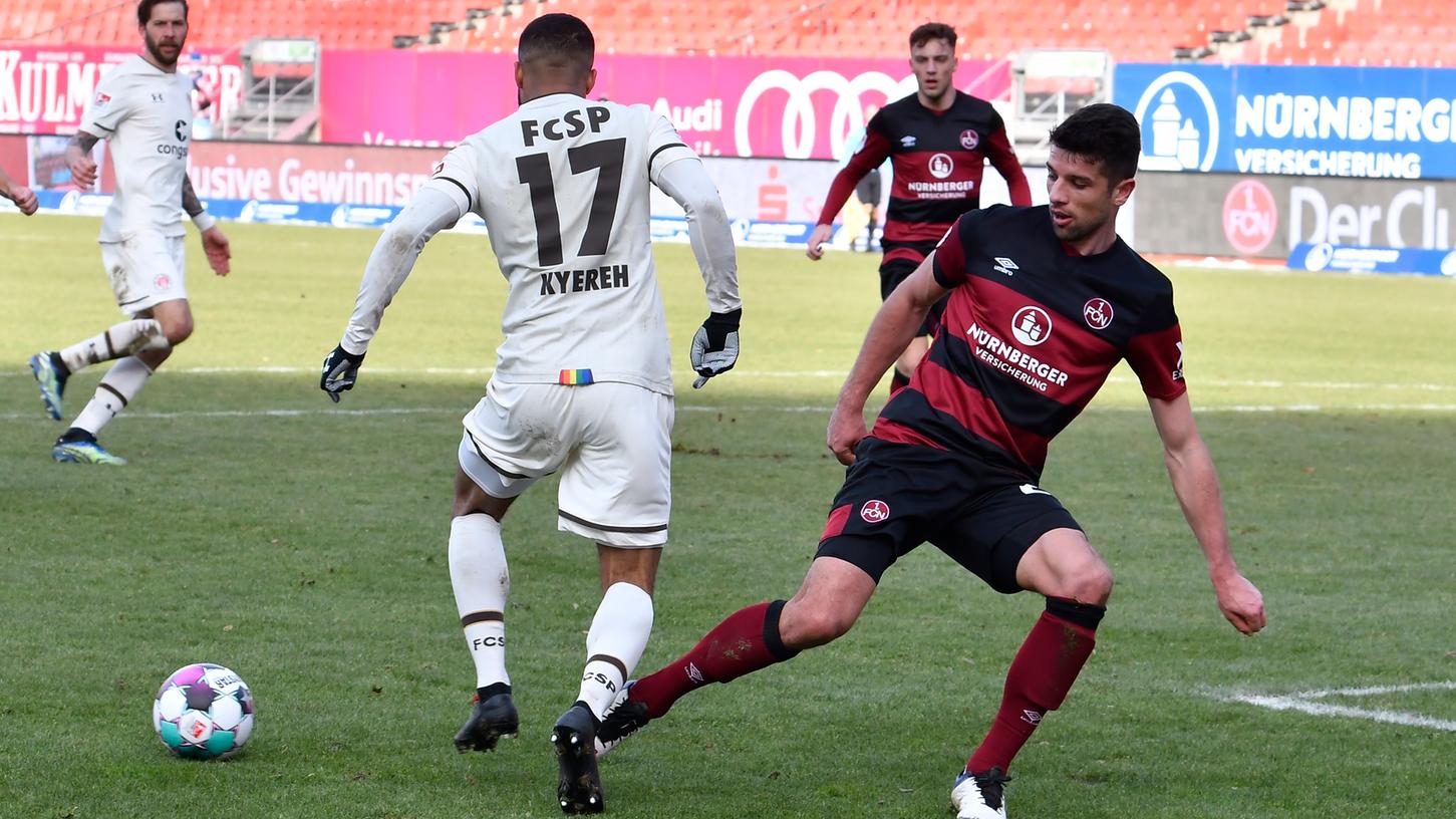 Die Vorentscheidung: Lukas Mühl foult und verursacht einen Elfmeter. Die Vorentscheidung: Lukas Mühl foult und verursacht einen Elfmeter.