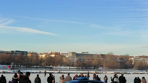 Gegen 16 Uhr überflog der Polizeihelikopter erstmals den Wöhrder See. 