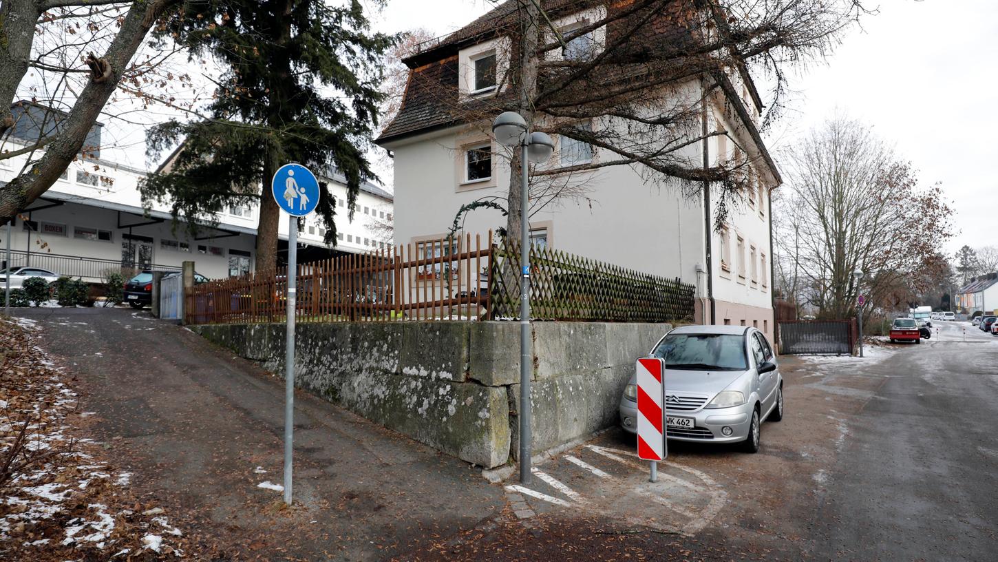 Diesen Gehweg in Röthenbach West nutzen Fahrradfahrer regelmäßig als Abkürzung. Wenn auf der Wörnitzstraße gerade ein Auto unterwegs ist, kann es schnell gefährlich werden.