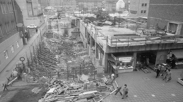 Die „häßlichste Baustelle Nürnbergs“, die Bunkeranlagen an der Breiten Gasse, hat einen neuen Eigentümer: die Bundesrepublik Deutschland. In einem Millionenpoker erwarben die Vertreter des Bundes in einer Zwangsversteigerung das 1.010 Quadratmeter große Gelände. Preis: 3.975.000 DM. Damit schlugen sie das letzte Angebot der Vertreter der Firma Weipert – Hauptgläubiger der bisherigen Grundstückseigentümerin. Hier geht es zum Kalenderblatt vom 17. Februar 1971: Die "häßlichste Baustelle Nürnbergs" hat neuen Eigentümer