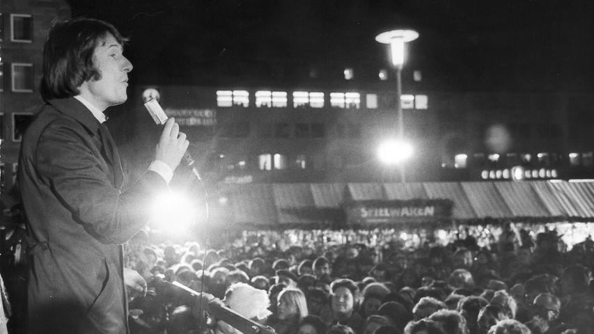 Wie bereits schon im Vorjahr, sang Udo Jürgens auch 1974 auf dem Christkindlesmarkt. Kurz zuvor hatte er Oberbürgermeister Urschlechter das erste Exemplar seiner neuen Langspielplatte "Wenn es Weihnachten wird - Klingende Grüße vom Christkindlesmarkt"  überreicht. Eines der von ihm komponierten Lieder auf dieser Schallplatte war der  "Nürnberger Christkindlesmarkt-Walzer", den er erstmalig bei seinem Nürnberger Auftritt vortrug.