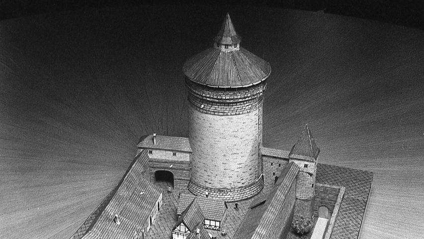 Ab 30. April wird der Waffenhof eine Attraktion sein. Und das nicht nur im Dürer-Jahr: bis 1973 soll in dem Mauer-Geviert am Königstor-Turm ein Miniatur-"Alt-Nürnberg" aufgebaut bleiben. Hier geht es zum Kalenderblatt vom 18. Februar 1971: Ein lebendes Alt-Nürnberg.