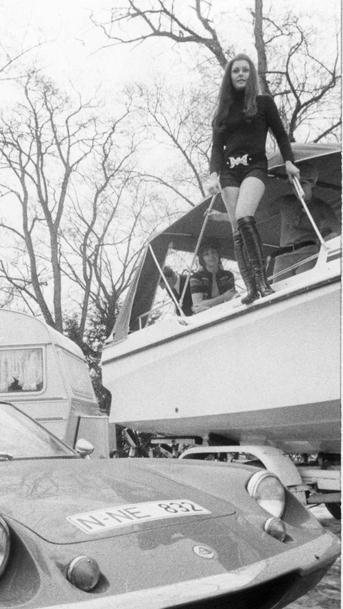 Hoch aufgerichtet steht Bayerns Zweitschönste, Petra Pillenstein, auf dem Boot und wirbt für „Urlaub 71“. Hier geht es zum Kalenderblatt vom 19. Februar 1971: Kostprobe Urlaub 71.