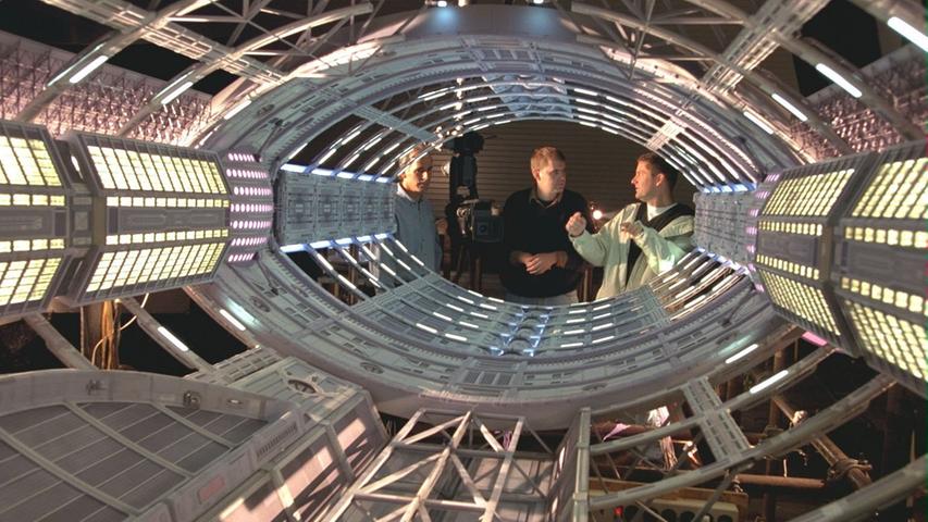 Wenn Autos explodieren oder Häuser brennen, gibt es bei Filmen und Serien dafür die Experten für Spezialeffekte - im Englischen oft SFX Technician genannt. Sie sind dafür zuständig, diese Effekte am Set real zu inszenieren. In Deutschland gehört Gerd Nefzer zu den bekanntesten Fachleuten: Er gewann 2018 den Oscar für die besten visuellen Effekte für die Arbeit am Science-Fiction-Film "Blade Runner 2049". SFX ist die Abkürzung für special FX, was ausgesprochen special effect (Spezialeffekt) bedeutet. VFX wiederum beschreibt dabei meist die Effekte, die in der Post-Produktion in ein Werk eingebaut werden. Und wenn es Effekte sind, die am Computer kreiert werden, heißen sie CGI (computer-generated imagery).