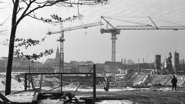 Zu den größten Winterbaustellen in Nürnberg gehört der Neubau der Bundesanstalt für Arbeit. Ecke Regensburger Straße/Scharrerstraße. Hier sind zur Zeit 74 Bauarbeiter an einem Projekt beschäftigt, das nach seiner Fertigstellung für 1.650 Bedienstete geplant ist. Kostenpunkt: 143 Millionen Mark. Hier geht es zum Kalenderblatt vom 20. Februar 1971: Neubau der Bundesanstalt für Arbeit im Winter
