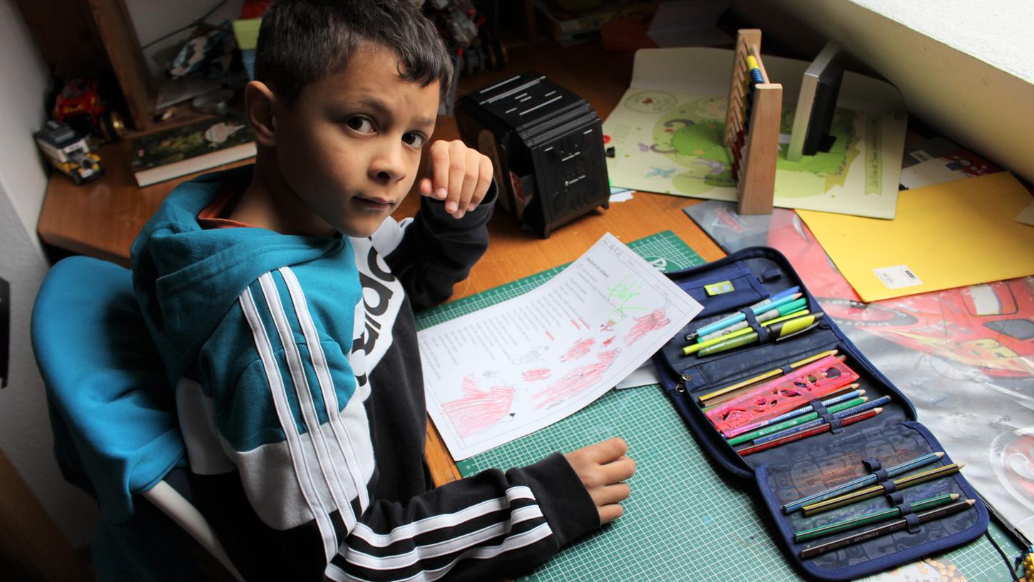  Drahtseilakt Homeschooling bei Familie Scheda. Der neunjährige Grundschüler Noah sitzt an seinem Schreibtisch. Seine Mutter Pamela Scheda ist mit Blick auf den Distanzunterricht froh, dass ihre Kinder eigene Zimmer haben.