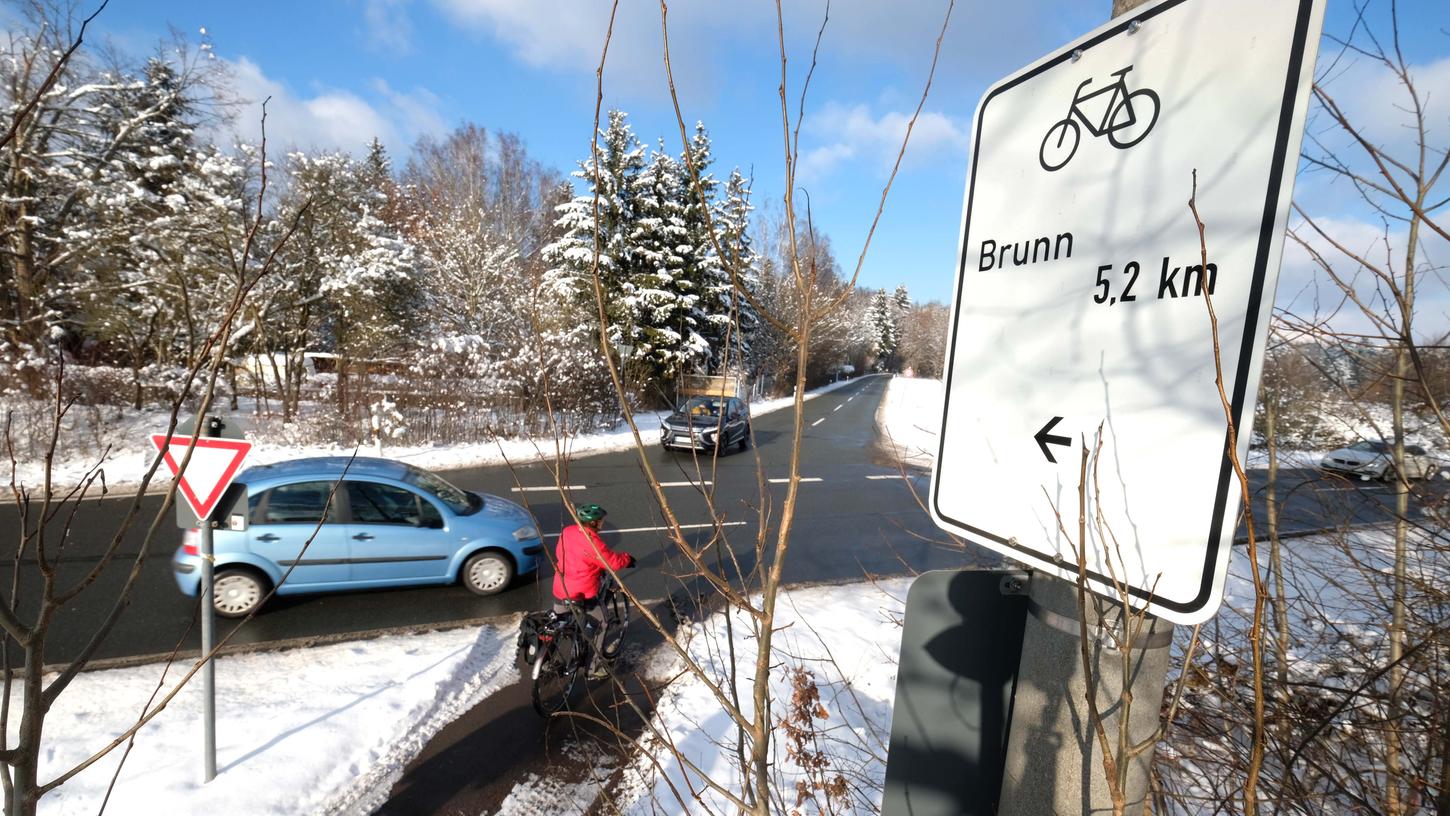 Am östlichen Ende von Fischbach endet der Radweg in Richtung Brunn. Die SPD fordert nun einen Lückenschluss bis zu den Waldwegen.
Am östlichen Ende von Fischbach endet der Radweg in Richtung Brunn. Die SPD fordert nun einen Lückenschluss bis zu den Waldwegen.