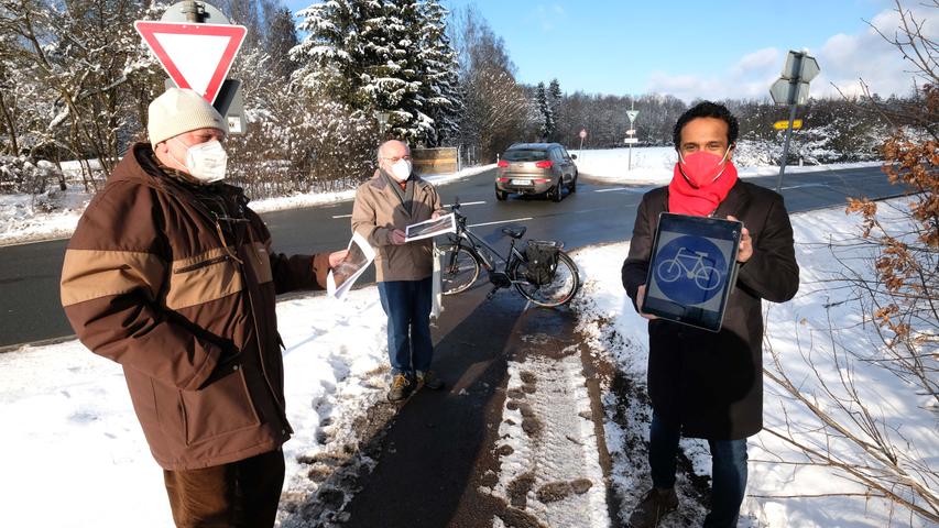 Franz Janka und Arno Kaltofen von der SPD Fischbach sowie Nasser Ahmed von der SPD-Stadtratsfraktion (von links nach rechts) wünschen sich einen Lückenschluss im Radewegenetz im Nürnberger Südosten.
Franz Janka und Arno Kaltofen von der SPD Fischbach sowie Nasser Ahmed von der SPD-Stadtratsfraktion (von links nach rechts) wünschen sich einen Lückenschluss im Radewegenetz im Nürnberger Südosten.