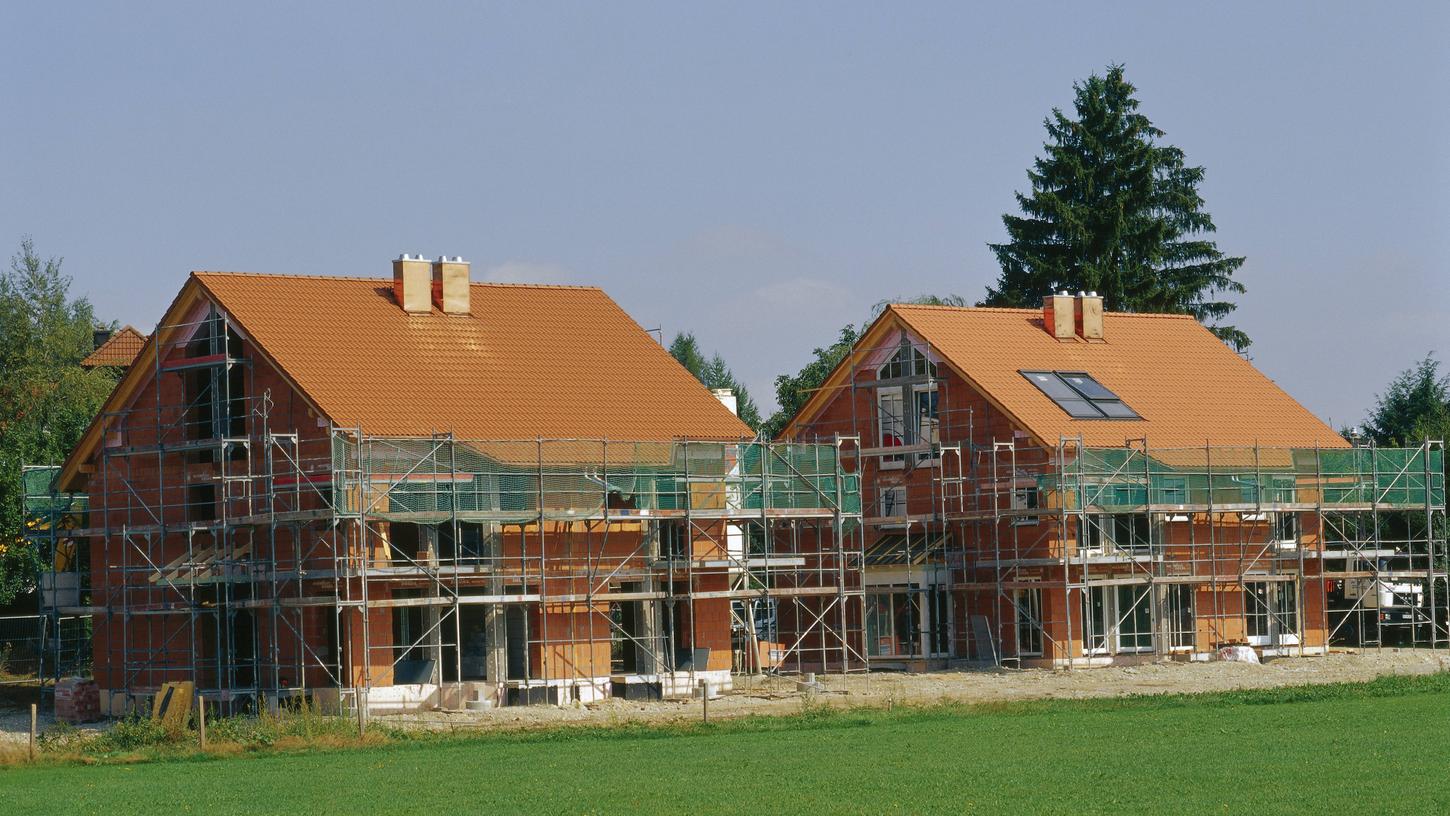 Ein Haus im Grünen - davon träumen viele Menschen.
Ein Haus im Grünen - davon träumen viele Menschen.