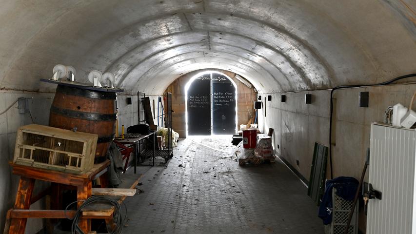 Vincenz Schiller vom Entlas Keller wird künftig sein Bier im Erlanger Burgberg brauen. Derzeit bauen er, sein Vater Fritz Engelhardt und Mitarbeiter das höhlenartige Kellersystem dafür um.