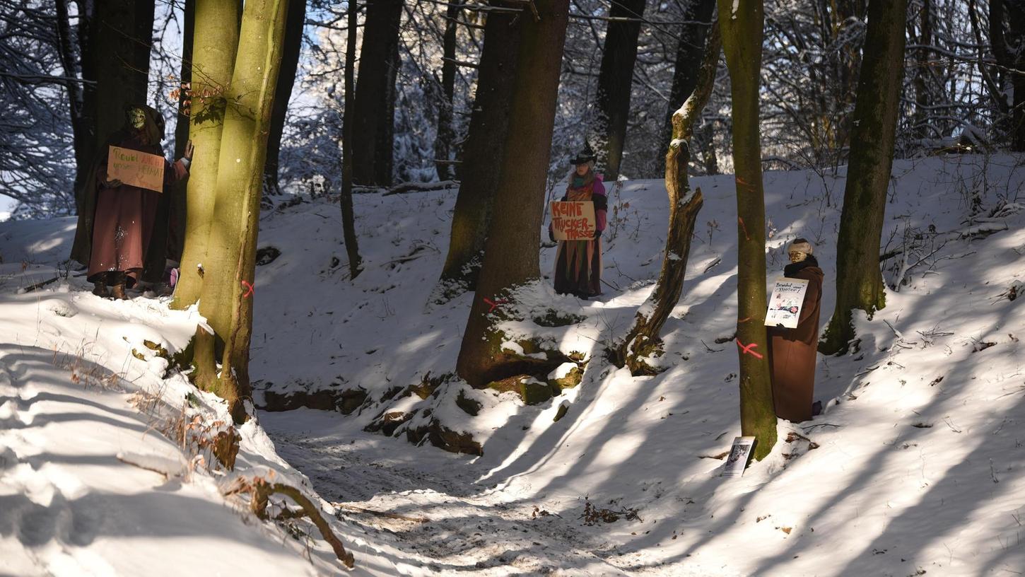 Als Waldgeister kostümierten sich Gegner eines Ausbaus des "Heuwegs" im vergangenen Winter.