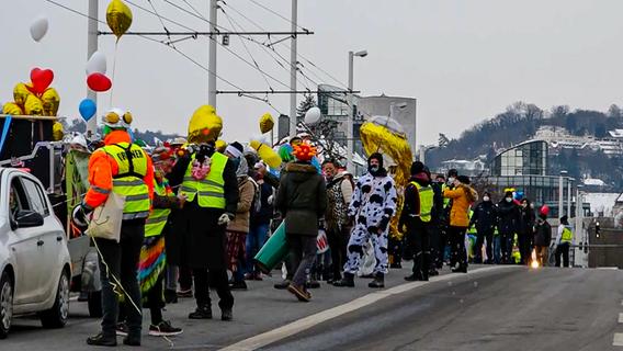Fasching oder Corona-Demo? Über 100 Menschen ziehen verkleidet durch Würzburg